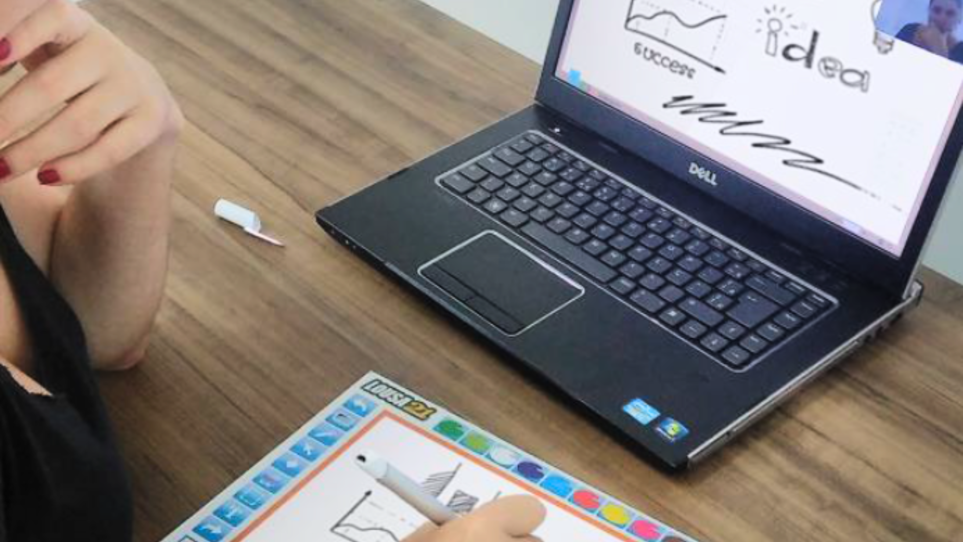 Foto da lousa sendo ultilizada pelo professor para video auala com o papel interativo.
